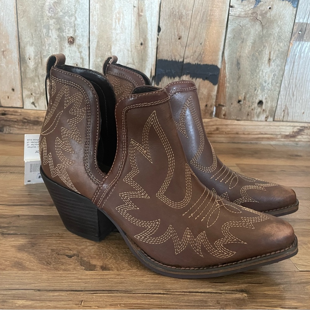 Myra boots size 8 
Absolutely adorable!